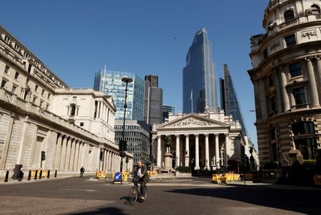 イングランド銀行（英中央銀行）は７日、８月６日の次回の金融政策委員会について、結果を現地時間午前７時（ＧＭＴ０６００、日本時間午後３時）に発表すると明らかにした。ロンドンの英中銀前で４月撮影（２０２０年　ロイター/John Sibley）