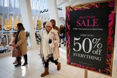 　２４日の「ブラックフライデー」で本格化した米国の年末商戦セールについて、消費者が最も「お買い得」な値引き商品を狙い、２７日に控える「サイバーマンデー」も視野に入れ戦略的に商品を厳選していることが、第三者機関が集計した小売業者のウェブサイト上のデータで明らかになった。ニューヨークで２４日撮影（２０２３年　ロイター/Brendan McDermid）