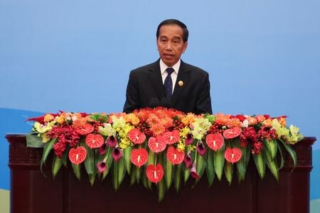 １０月２４日、インドネシアのジョコ大統領（写真）は景気支援策を発表した。２０億ルピア（１２万６０００ドル）未満の住宅購入にかかる１１％の付加価値税（ＶＡＴ）を来年６月まで廃止する。その後も無期限で税率を半減する。北京で１８日撮影（２０２３年　ロイター/Edgar Su）