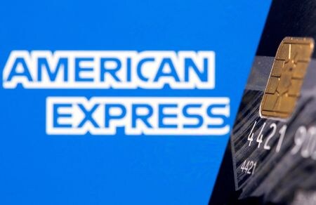 　９月１８日、米クレジットカード大手アメリカン・エキスプレス（アメックス）は、長らく期待されていたプラチナカードの刷新内容を発表し、年会費を６９５ドルから８９５ドルに引き上げる一方、年間３５００ドル超の各種特典を新たに付与したと説明した。２０２１年７月撮影（２０２５年　ロイター/Dado Ruvic）