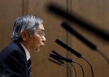 　４月１１日、日銀の黒田東彦総裁は参院財政金融委員会に出席し、「人手不足の割に賃金の上がり方がやや弱い」との見方を示した。民進党の藤末健三委員への答弁。 写真は昨年２月の参院財政金融委員会で撮影（２０１７年　ロイター／Toru Hanai）