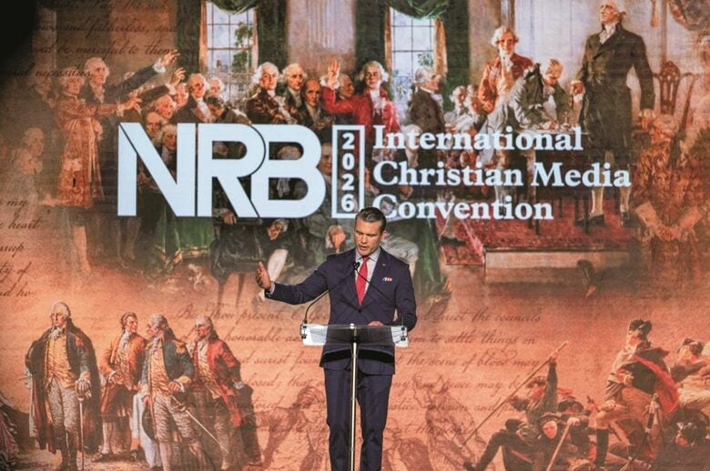 テネシー州での「国際クリスチャンメディア大会」で熱弁を振るうヘグセス国防長官（2月19日）　SETH HERALD-REUTERS