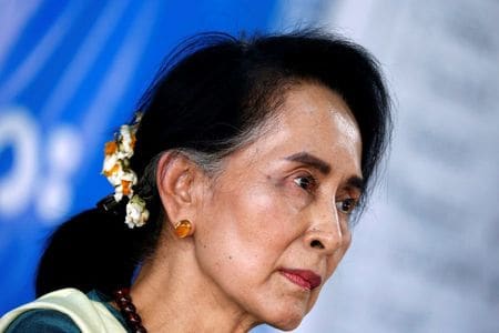 外務省は１日、アウン・サン・スー・チー国家顧問（写真）と与党幹部が拘束されたミャンマーから、日本人を帰国させる計画は現時点ではないとロイターに対し明らかにした。資料写真、２０１７年３月撮影（２０２１年　ロイター／Soe Zeya Tun）