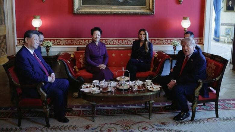 トランプ米大統領（右）、中国の習近平国家主席（左）と両首脳の夫妻。25日、ホワイトハウスで撮影。REUTERS/Evan Vucci