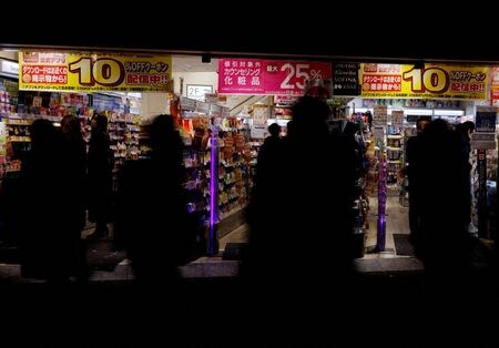 　３月２４日、総務省が発表した２月の全国消費者物価指数（生鮮食品を除く、コアＣＰＩ）は１０３．６と、前年同月比３．１％上昇した。都内の商店前で昨年１２月撮影（２０２３年　ロイター/Kim Kyung-Hoon）