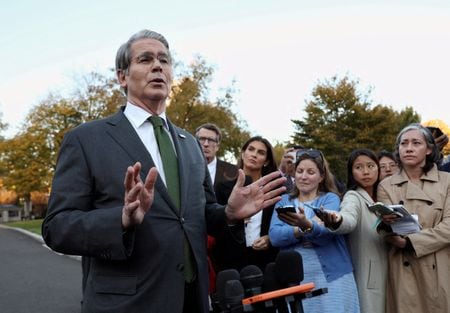 　ベセント米財務長官は２３日、４３日間に及ぶ政府閉鎖が米経済に１１０億ドルの恒久的な打撃を与えたとしながらも、金融緩和や減税を考慮すれば来年の成長見通しについては楽観的だと述べた。ワシントンで５日撮影（２０２５年　ロイター／Kevin Lamarque）
