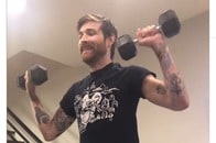 「運動音痴の夫」を笑う面白動画のはずが...映像内にはっきり表れていた「重篤な病気の初期症状」