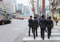 韓国の「働き方改革」、週52時間勤務制導入で、想定外の混乱招く