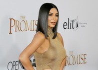 【画像】キム・カーダシアンが東京の写真で炎上、昨年12月には水着セルフィー写真でも炎上