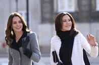 「まるで双子」デンマーク･メアリー新王妃とキャサリン妃の「同じ服」
