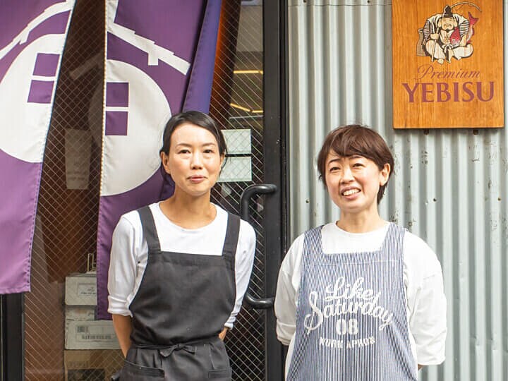 日本代表のおにぎり弁当を調理する岩嵜由佳さん（左）と松谷紀枝子さん（右）