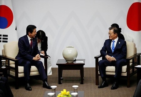 　４月２７日、安倍首相は南北朝鮮の首脳会談の開催について、前向きな動きとして歓迎するとの見解を示した。平昌冬季オリンピック開催中に会談する日韓首脳、２月撮影（２０１８年　ロイター／Kim Hong-Ji）