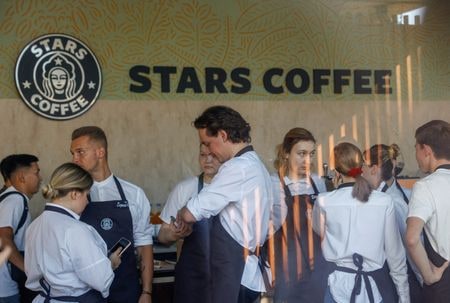 ロシアにある米コーヒーチェーン大手スターバックスの元店舗が、ロシアで複数の飲食店を経営する実業家と同国の著名ラッパーの共同経営として１８日再開の運びとなった。店名は「スターズ・コーヒー」という。同日、モスクワで撮影（２０２２年　ロイター／Maxim Shemetov）