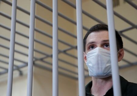 　ロシア当局は３月３１日、警官に暴力を振るったとして禁錮９年を言い渡された元米海兵隊員トレバー・リード受刑者（３０）が懲罰に抗議してハンガーストライキを宣言したと明らかにしたが、結核の感染については否定し、「満足できる」健康状態だと説明した。２０２０年７月、モスクワでの法廷審問中に撮影（２０２２年　ロイター/Maxim Shemetov）