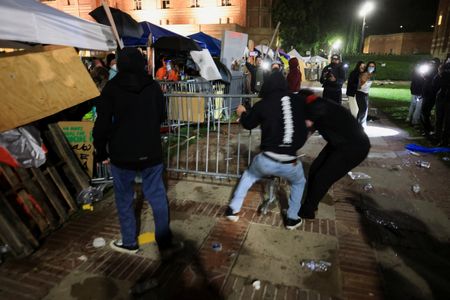 　５月１日、米カリフォルニア大学ロサンゼルス校（ＵＣＬＡ）で、パレスチナ自治区ガザで攻撃を続けるイスラエルに抗議するデモ隊とイスラエルを支持するデモ隊が衝突した（２０２４年　ロイター/David Swanson）