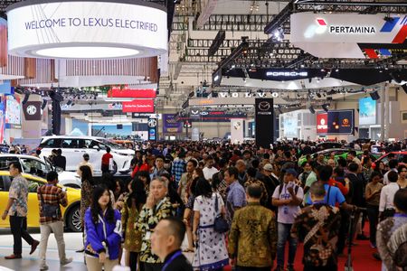 　インドネシア政府は１０日、電気自動車（ＥＶ）生産に関する自動車メーカーへの優遇措置について、要件を満たすための猶予期間を２年間設ける方針を示した。写真はジャカルタ近郊で開催された国際自動車ショー。１０日撮影（２０２３年　ロイター／Willy Kurniawan）