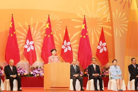 　香港の林鄭月娥・行政長官は１日、国慶節の祝日に際し、「平穏が戻った」と歓迎の意を表明した。写真は式典で演説する行政長官（２０２０年　ロイター／Lam Yik）