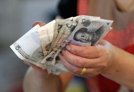 　１２月４日、中国人民銀行の高官は、人民元がＳＤＲに採用されたことは、金融改革のさらなるスタート地点になると述べた。北京で８月撮影（２０１５年　ロイター／Jason Lee）