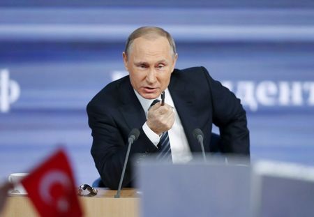 　１２月１７日、ロシアのプーチン大統領（写真）は、２０１６年予算で前提とした１バレル＝５０ドルの原油価格は楽観的過ぎたと指摘し、調整が必要になるとの認識を示した（２０１５年　ロイター/Maxim Zmeyev）