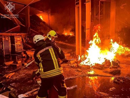　ウクライナ軍は１４日、黒海に面した南部オデーサ（オデッサ）港で夜間にロシアによるミサイル攻撃があり、民間の建物が破壊され少なくとも３人が死亡、１３人が負傷したと明らかにした。ウクライナ当局提供写真（２０２３年　ロイター）