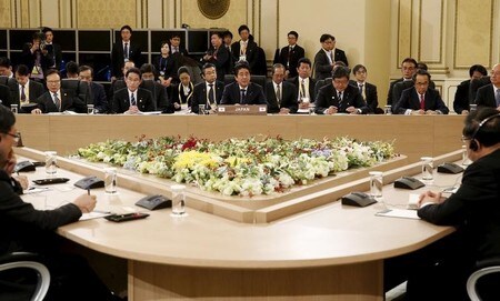 　５月９日、日中韓３カ国は都内で２年半ぶりに首脳会談を開く。２０１５年の前回会合、ソウルで撮影（２０１８年　ロイター／Jeon Heon-kyun/Pool）