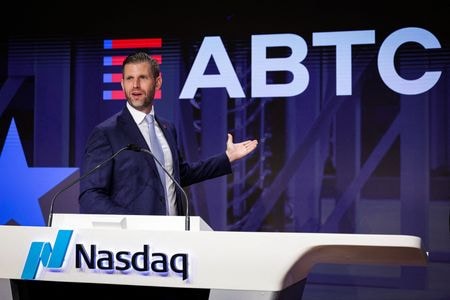 　１１月１７日　トランプ米大統領の息子２人が支援する暗号資産（仮想通貨）ビットコインのマイニング企業、アメリカン・ビットコインが１３日発表した第３・四半期決算は、利ざや拡大によって純損益が３５０万ドルの黒字となり、前年同期の６０万ドルの赤字から黒字転換した。写真はエリック・トランプ氏とアメリカン・ビットコインのロゴ。９月１６日、ニューヨーク市で撮影（２０２５年　ロイター／Brendan McDermid）