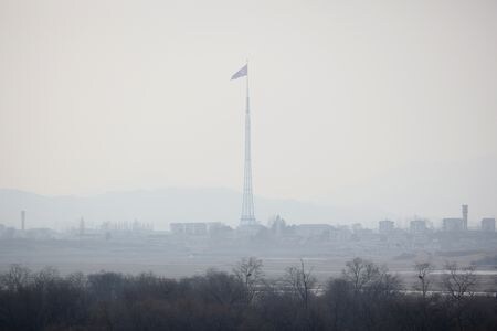 北朝鮮は１１日、首都平壌の上空に韓国がドローン（無人機）を飛ばし、「膨大な数」の北朝鮮の体制を批判するビラをまいたと非難した。２０２３年２月撮影（２０２４年　ロイター/Kim Hong-Ji）