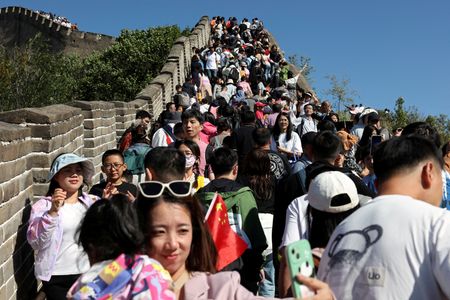 　中国の国慶節（建国記念日）に伴う大型連休中の出入国者数が前年から大幅に増加し、新型コロナウイルス禍前の約８５％にまで回復したことが、６日公表の当局統計で明らかになった。北京の万里の長城で１日撮影（２０２３年　ロイター／Florence Lo）