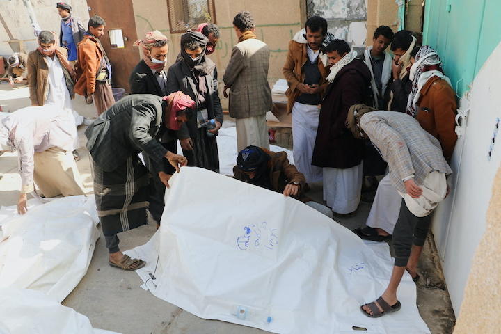 サウジの空爆の犠牲者のなかに家族や友人を探すイエメン人（1月22日、サアダ）　Naif Rahma-REUTERS