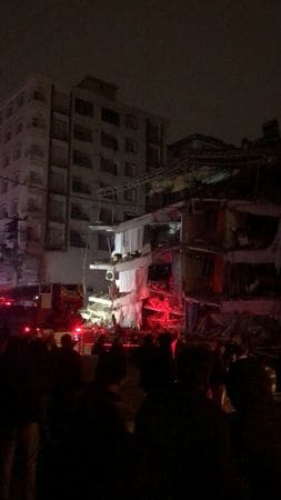 　２月６日、  ドイツ地球科学研究センター（ＧＦＺ）によると、トルコ中部でにマグニチュード（Ｍ）７．９の地震があった。写真はトルコ南東部ディヤルバクルで、地震で倒壊した建物　の周辺に集まった人々。 Aslan Avda氏のSNSより（２０２３年　ロイター）