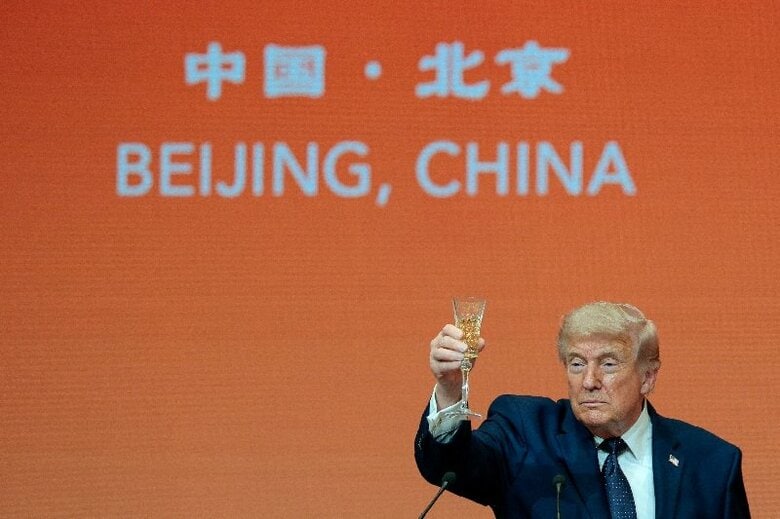 中国・北京で開かれた習近平国家主席との晩餐会でグラスを掲げるトランプ米大統領。１４日撮影。REUTERS/Evan Vucci