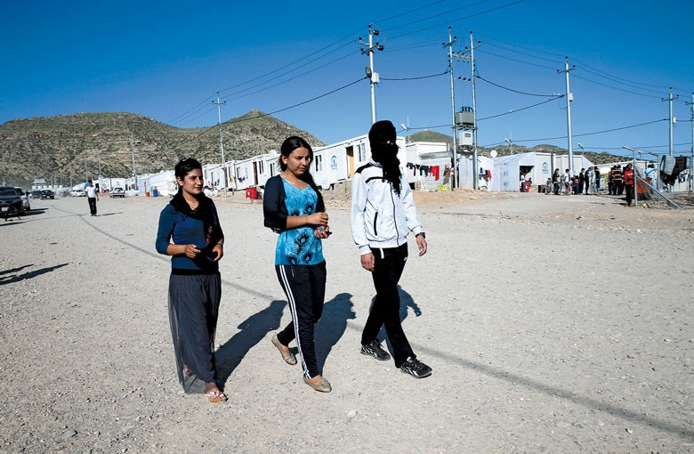 ヤジディ教徒の少年（右）はISISに拉致され洗脳された（クルド人自治区近郊の難民キャンプで）　AHMED JADALLAH-REUTERS