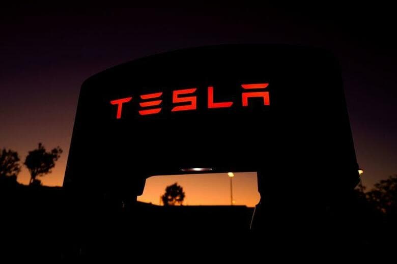 米電気自動車（EV）大手・テスラが半自動運転機能「オートパイロット」からレーダーセンサーを削除すると発表したことが、波紋を呼んでいる。カリフォルニア州サンタクラリタで2019年10月撮影（2021年　ロイター/Mike Blake）