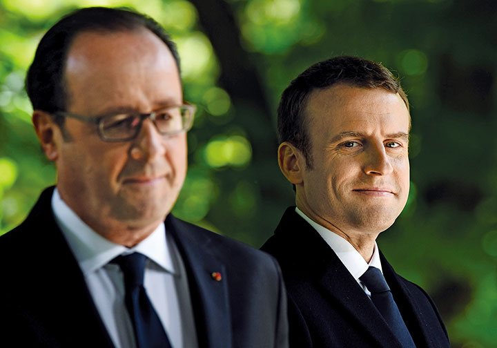 オランド（写真左）の「決められない政治」との決別をアピールするマクロン　REUTERS