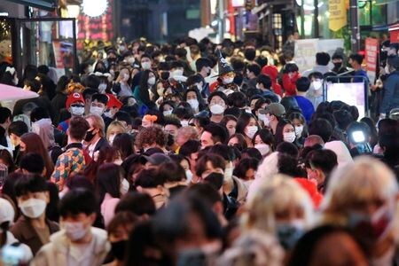 　１１月８日、ロイターの集計によると、新型コロナウイルスの感染者は世界全体で２億４９９４万人を超え、死者は５３０万２６２０人となった。写真はソウルで１０月撮影（２０２１年　ロイター／Heo Ran）