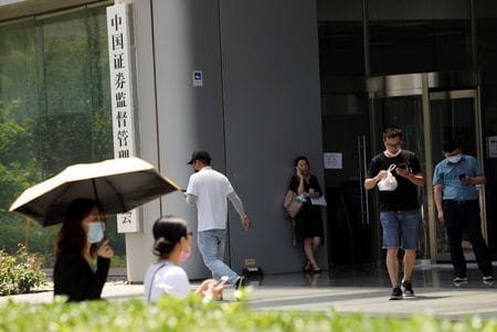 北京の中国証券監督管理委員会（CSRC）ビル前で2021年7月撮影　REUTERS/Tingshu Wang