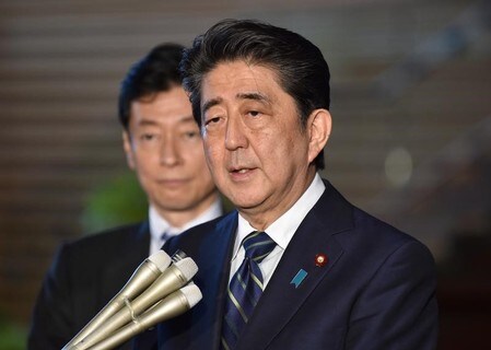 　７月９日、安倍晋三首相は、１１日から１８日の日程で予定されていた欧州・中東４カ国訪問の取りやめを決めた。与党関係者が明らかにした。写真は首相官邸で６月撮影（２０１８年　ロイター）