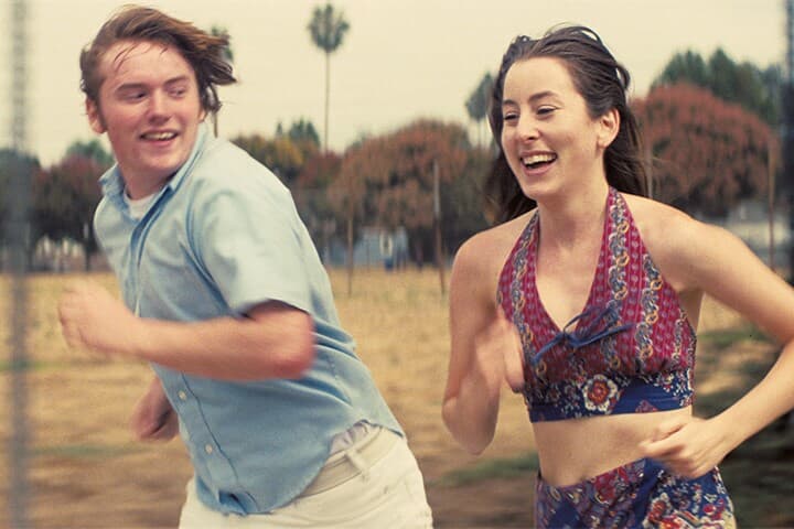 ゲーリー（左）とアラナは、ぶつかりながらもエネルギッシュに前へ前へと進み続ける　©2021 METRO-GOLDWYN-MAYER PICTURES INC. ALL RIGHTS RESERVED.