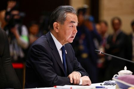 ７月２５日、中国の王毅外相（写真）はラオスで開催された東南アジア諸国連合（ＡＳＥＡＮ）関連会議でロシアのラブロフ外相と会談し、国際情勢が混乱する中、地域の平和と安定を促進するため、東アジアでの協力について中ロが意思疎通と調整を継続する必要があるとの認識を示した。２６日撮影（２０２４年　ロイター//Chalinee Thirasupa）