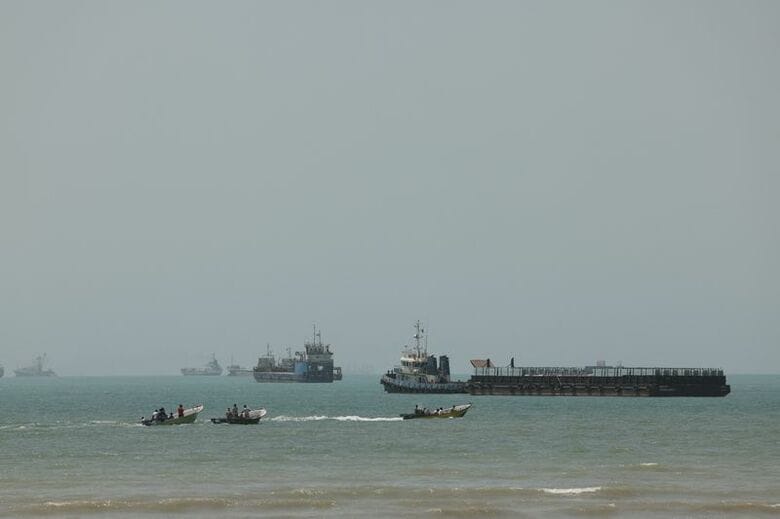 ５月２１日、ホルムズ海峡で撮影　 Majid Asgaripour/WANA via REUTERS