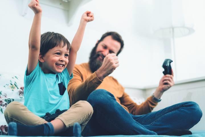 すぐに得られる報酬よりも子供はいろいろ試して探索したい MARTIN-DM/ISTOCK