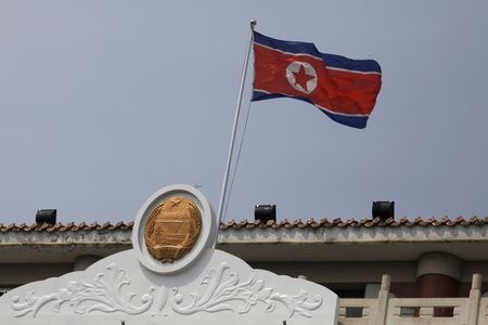 2021年4月20日、中国遼寧省丹東の北朝鮮領事部に掲げられた北朝鮮国旗。REUTERS/Tingshu Wang
