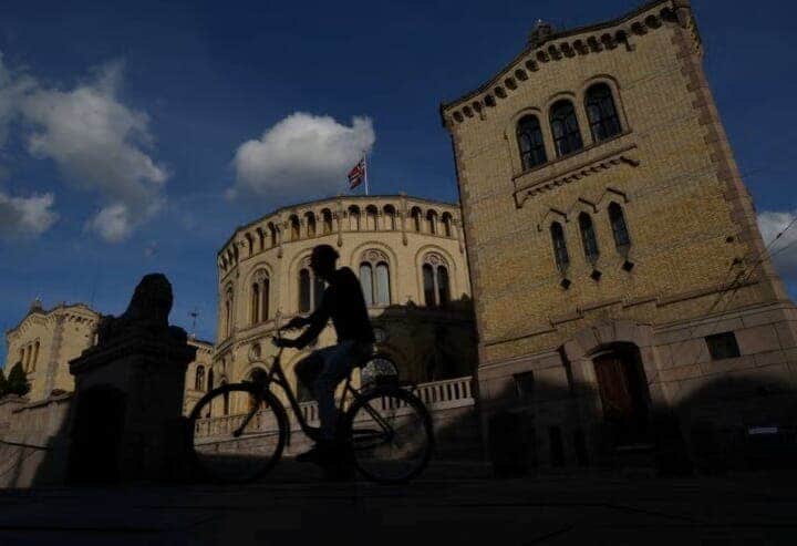 スイスのルツェルンにある湖畔の別荘でくつろぎながら、ボルガー・ボルゲンハウグさんは、孫たちや晴れた夏の夜に漂う北欧の海の香りを懐かしむ。写真はオスロの国会議事堂前。８月２６日、オスロで撮影（２０２５年　ロイター/Tom Little）