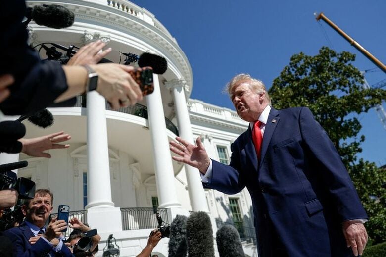 記者団に語りかけるトランプ米大統領。ホワイトハウスのサウスローンで10月1日撮影。REUTERS/Evan Vucci