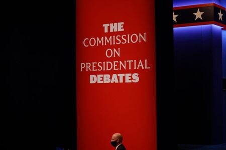 米大統領選に向け２２日夜開かれる最後のテレビ討論会を控えてトランプ大統領が新型コロナウイルス検査を受け、陰性の結果が出たと、メドウズ大統領首席補佐官が発表した。テネシー州ナッシュビルの討論会会場で２２日撮影（２０２０年　ロイター/MIKE SEGAR）