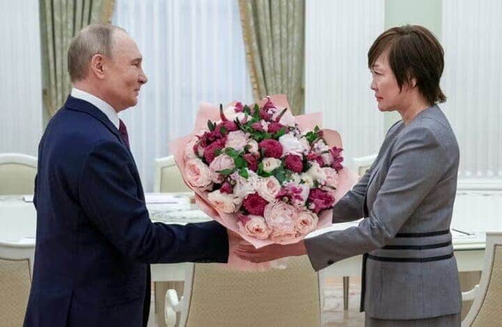 ５月２９日、ロシアのプーチン大統領（写真左）は、クレムリンで故安倍晋三元首相の妻である昭恵さん（右）と面会し、安倍氏が平和条約締結を夢見ていたことを知っていると述べた。ロシアメディアが伝えた。写真は同日、モスクワで撮影。スプートニク提供（２０２５年　ロイター）