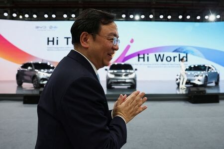 中国の電気自動車（ＥＶ）メーカー、比亜迪（ＢＹＤ）の王伝福最高経営責任者（ＣＥＯ）（写真）は、中国製ＥＶは製品、技術、産業チェーンの面で競合他社より３─５年ほど先を行っているとの考えを示した。２０２４年７月撮影（２０２５年　ロイター/Chalinee Thirasupa）