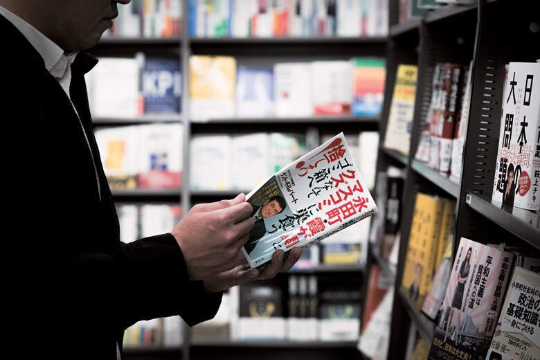 保守派の書籍が多い近年の出版業界でもギルバートの多作ぶりは際立つ　SOICHIRO KORIYAMA FOR NEWSWEEK JAPAN