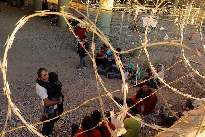 3月29日、テキサス州エルパソで米当局の拘束下にある中央アメリカからの移民　Lucas Jackson-REUTERS