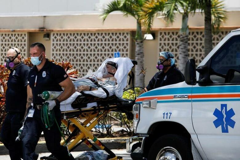 ロイターの集計によると、米国の新型コロナウイルスによる死者は7月に2万5000人超増加、19州で感染者が倍増した。感染収束の見通しが立たず、米経済の先行きに暗雲が立ち込めている。写真はフロリダ州で29日撮影(2020年　ロイター/Marco Bello)